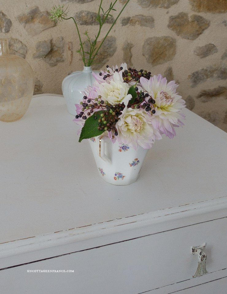 #whitecottagecharm #uncottageenfrance #campagnechic #frenchinterior #frenchfarmhousestyle #frenchcountry #frenchliving #fixerupperstyle #frenchcountrycottage #allthingsfrench #frenchcottage #farmhousevignette #cottagevignette #chippypaint #frenchdecoration #fermette #countrychic #rustique #rusticdecor #decorustic #cottagedecor #maisondecampagne #campagnedecoration #countryhomemag #brocante
