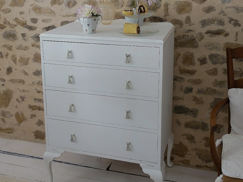 La commode peinte en blanc | A Chest of Drawers Repainted in&nbsp;White