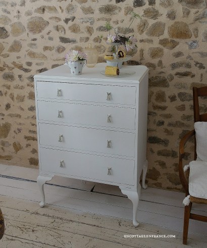 #whitecottagecharm #uncottageenfrance #campagnechic #frenchinterior #frenchfarmhousestyle #frenchcountry #frenchliving #fixerupperstyle #frenchcountrycottage #allthingsfrench #frenchcottage #farmhousevignette #cottagevignette #chippypaint #frenchdecoration #fermette #countrychic #rustique #rusticdecor #decorustic #cottagedecor #maisondecampagne #campagnedecoration #countryhomemag #brocante