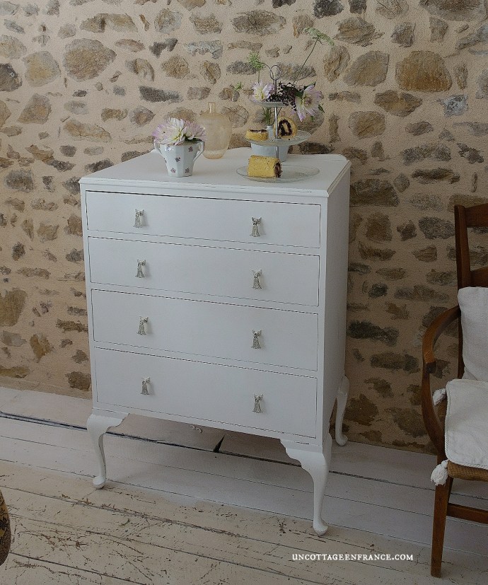 #whitecottagecharm #uncottageenfrance #campagnechic #frenchinterior #frenchfarmhousestyle #frenchcountry #frenchliving #fixerupperstyle #frenchcountrycottage #allthingsfrench #frenchcottage #farmhousevignette #cottagevignette #chippypaint #frenchdecoration #fermette #countrychic #rustique #rusticdecor #decorustic #cottagedecor #maisondecampagne #campagnedecoration #countryhomemag #brocante