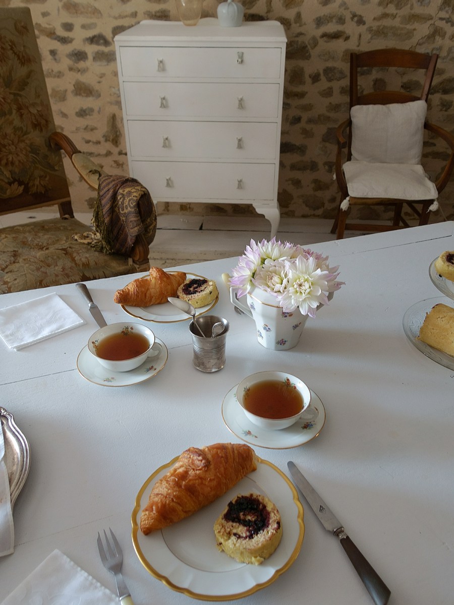 La commode peinte en blanc | A Chest of Drawers Repainted in&nbsp;White