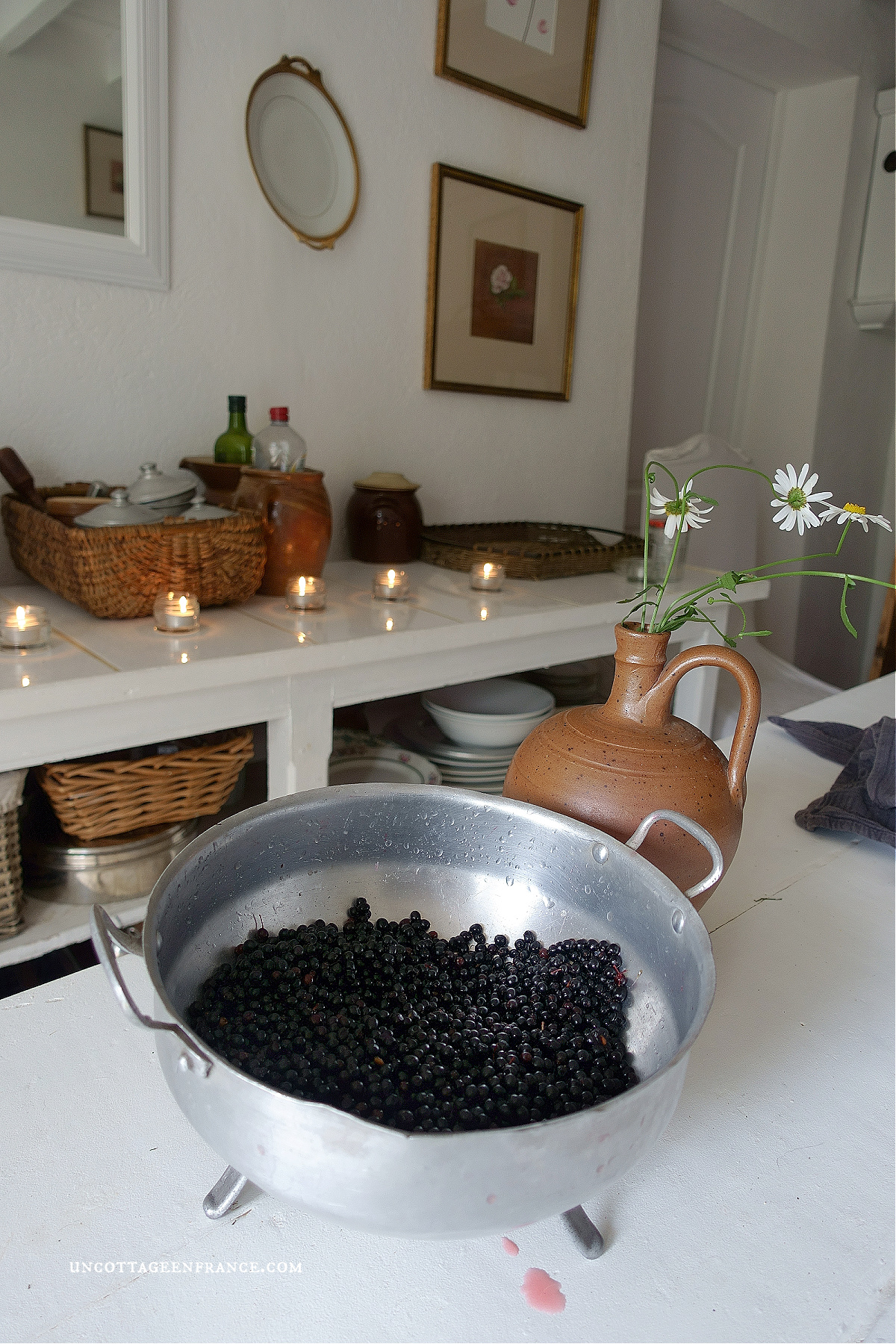 #whitecottagecharm #uncottageenfrance #campagnechic #frenchinterior #frenchfarmhousestyle #frenchcountry #frenchliving #fixerupperstyle #frenchcountrycottage #allthingsfrench #frenchcottage #farmhousevignette #cottagevignette #chippypaint #frenchdecoration #fermette #countrychic #rustique #rusticdecor #decorustic #cottagedecor #maisondecampagne #campagnedecoration #countryhomemag #brocante