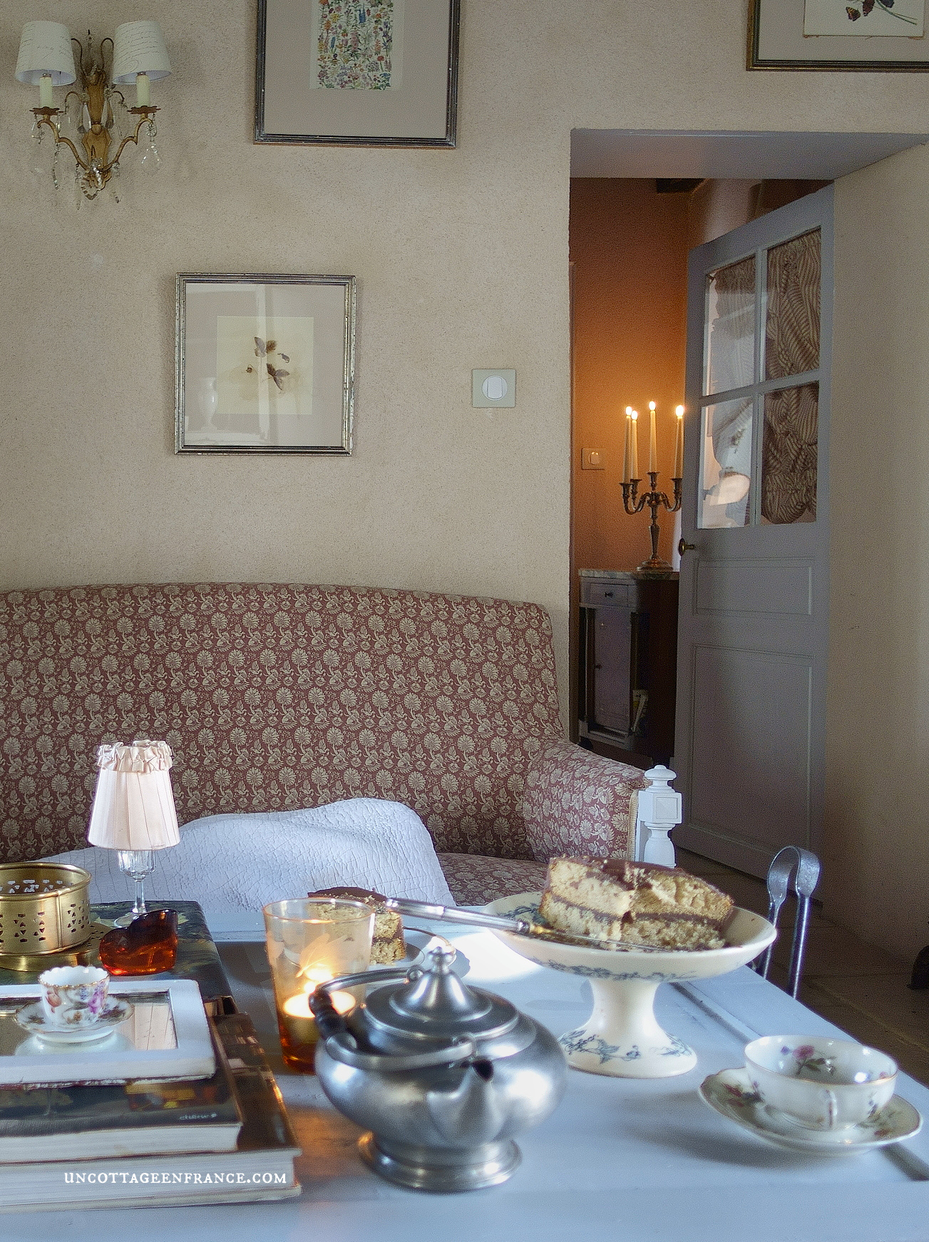#whitecottagecharm #uncottageenfrance #campagnechic #frenchinterior #frenchfarmhousestyle #frenchcountry #frenchliving #fixerupperstyle #frenchcountrycottage #allthingsfrench #frenchcottage #farmhousevignette #cottagevignette #chippypaint #frenchdecoration #fermette #countrychic #rustique #rusticdecor #decorustic #cottagedecor #maisondecampagne #campagnedecoration #countryhomemag #brocante #monochromehome #greycottage #frenchgrey #gristendre #grischic #storebouillonné