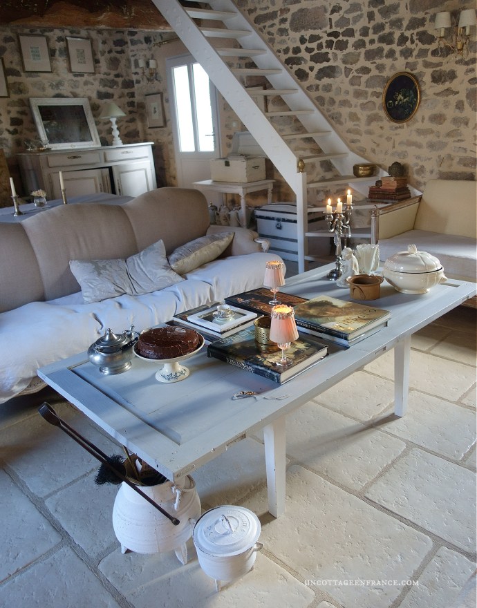 #whitecottagecharm #uncottageenfrance #campagnechic #frenchinterior #frenchfarmhousestyle #frenchcountry #frenchliving #fixerupperstyle #frenchcountrycottage #allthingsfrench #frenchcottage #farmhousevignette #cottagevignette #chippypaint #frenchdecoration #fermette #countrychic #rustique #rusticdecor #decorustic #cottagedecor #maisondecampagne #campagnedecoration #countryhomemag #brocante #monochromehome #greycottage #frenchgrey #gristendre #grischic #storebouillonné