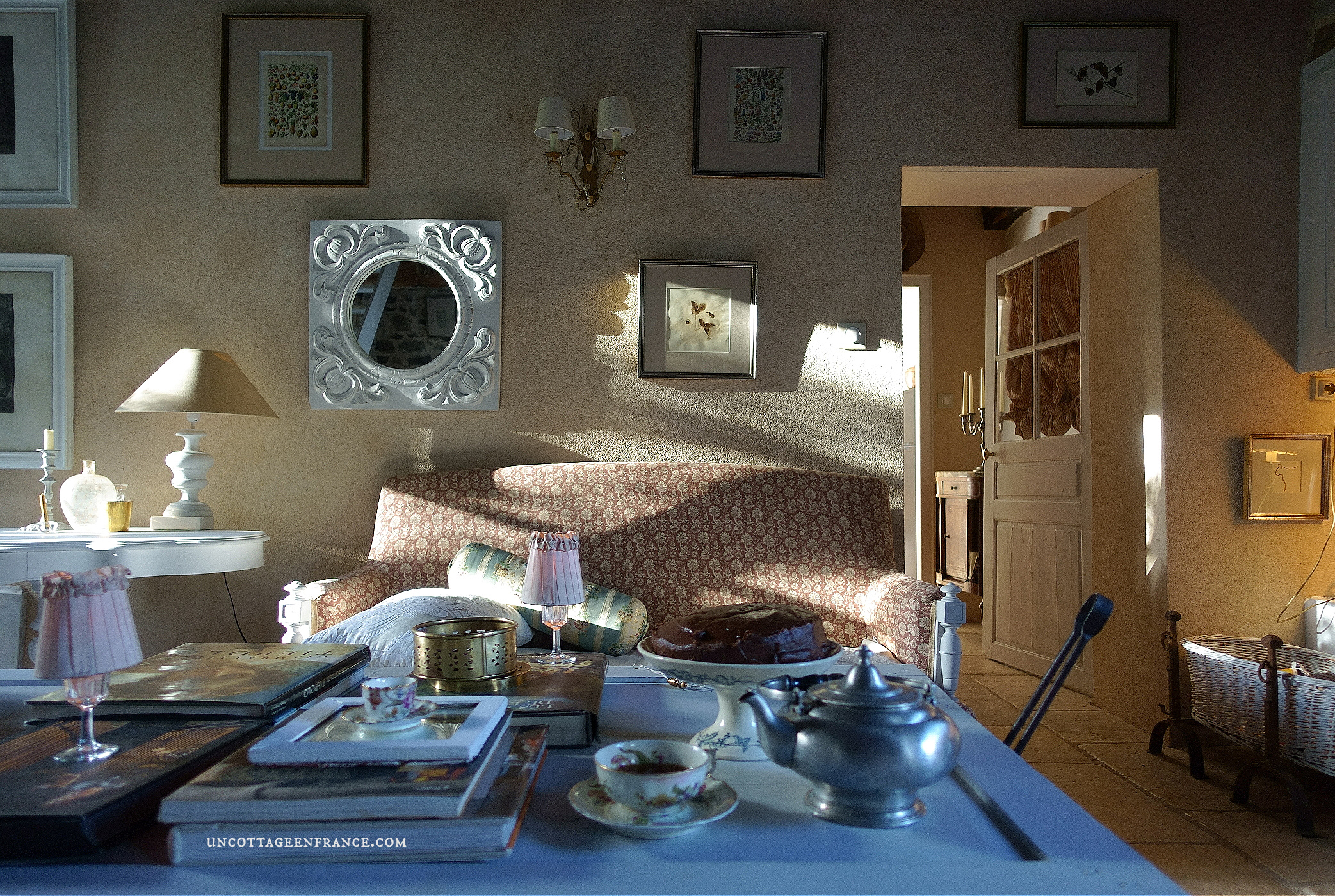 #whitecottagecharm #uncottageenfrance #campagnechic #frenchinterior #frenchfarmhousestyle #frenchcountry #frenchliving #fixerupperstyle #frenchcountrycottage #allthingsfrench #frenchcottage #farmhousevignette #cottagevignette #chippypaint #frenchdecoration #fermette #countrychic #rustique #rusticdecor #decorustic #cottagedecor #maisondecampagne #campagnedecoration #countryhomemag #brocante #monochromehome #greycottage #frenchgrey #gristendre #grischic #storebouillonné