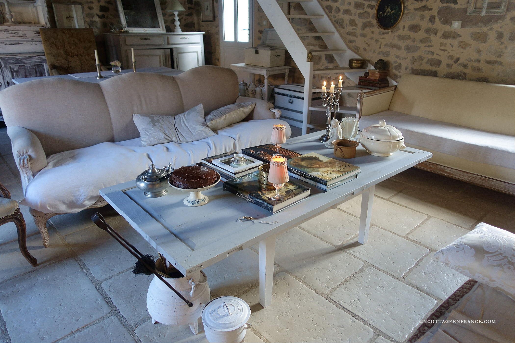 #whitecottagecharm #uncottageenfrance #campagnechic #frenchinterior #frenchfarmhousestyle #frenchcountry #frenchliving #fixerupperstyle #frenchcountrycottage #allthingsfrench #frenchcottage #farmhousevignette #cottagevignette #chippypaint #frenchdecoration #fermette #countrychic #rustique #rusticdecor #decorustic #cottagedecor #maisondecampagne #campagnedecoration #countryhomemag #brocante #monochromehome #greycottage #frenchgrey #gristendre #grischic #storebouillonné