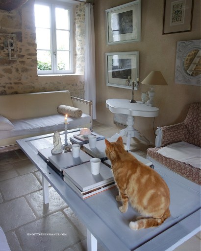 #whitecottagecharm #uncottageenfrance #campagnechic #frenchinterior #frenchfarmhousestyle #frenchcountry #frenchliving #fixerupperstyle #frenchcountrycottage #allthingsfrench #frenchcottage #farmhousevignette #cottagevignette #chippypaint #frenchdecoration #fermette #countrychic #rustique #rusticdecor #decorustic #cottagedecor #maisondecampagne #campagnedecoration #countryhomemag #brocante #monochromehome #greycottage #frenchgrey #gristendre #grischic #storebouillonné