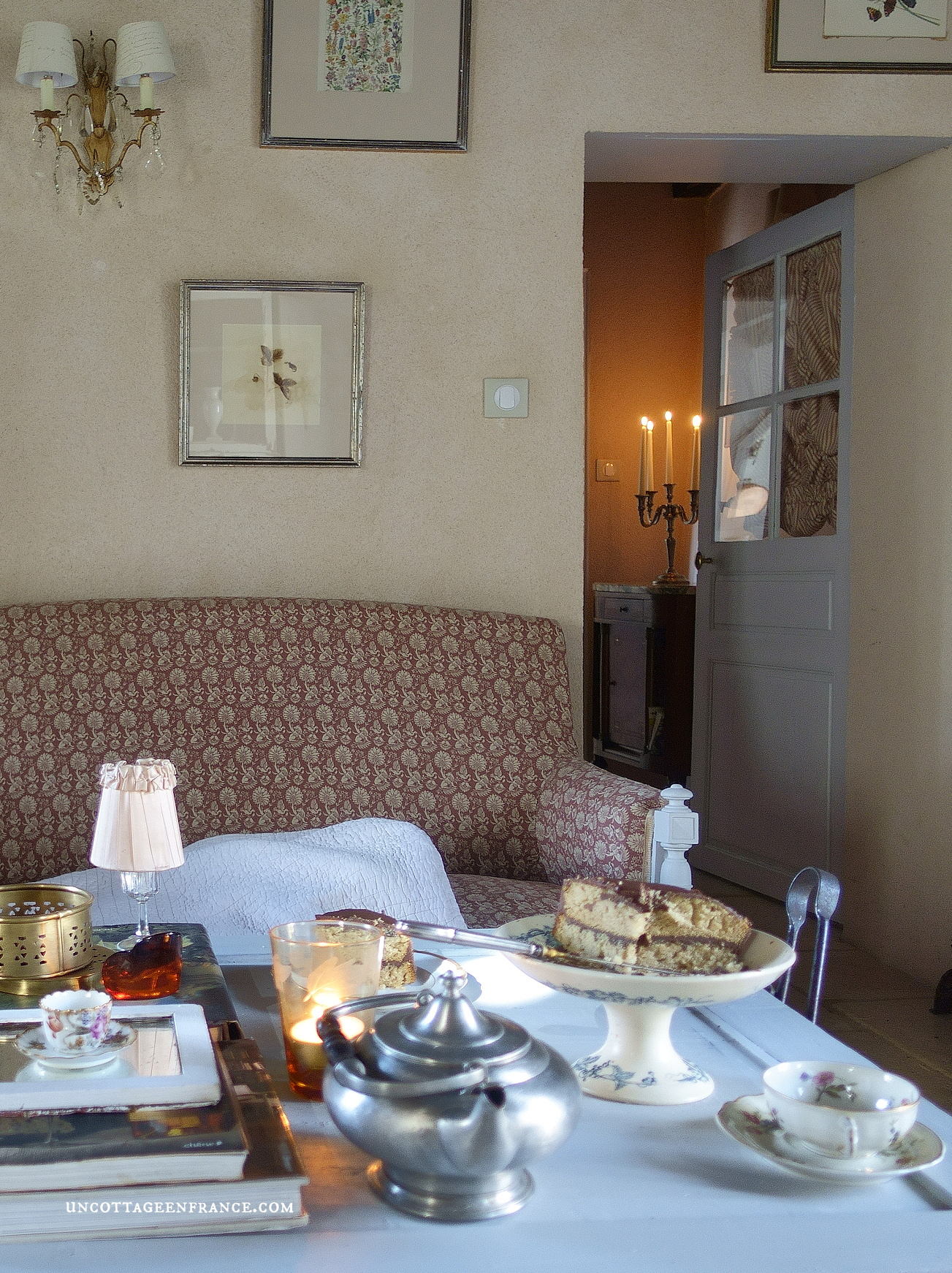 #whitecottagecharm #uncottageenfrance #campagnechic #frenchinterior #frenchfarmhousestyle #frenchcountry #frenchliving #fixerupperstyle #frenchcountrycottage #allthingsfrench #frenchcottage #farmhousevignette #cottagevignette #chippypaint #frenchdecoration #fermette #countrychic #rustique #rusticdecor #decorustic #cottagedecor #maisondecampagne #campagnedecoration #countryhomemag #brocante #monochromehome #greycottage #frenchgrey #gristendre #grischic #storebouillonné