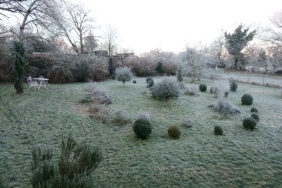 #topiaires #topiaries #hedgelover #frost #frostgarden #december #frenchcountrydesign #campagnechic #boxtree #buis #boxwood #boxwoods noel blanc, noel argent, noel campagne chic, un cottage en france, apéritif de noel, décoration romantique, décoration blanche, décoration grenier, esprit brocante, inspiration xviiième