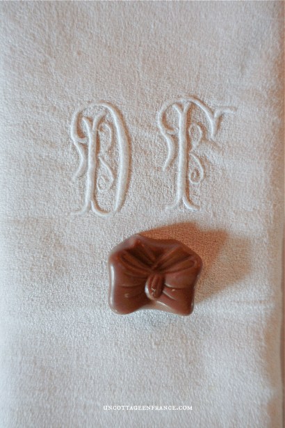 linge de table ancien, monogramme, monogrammed, fine linen, table linen, serviette ancienne, noel blanc, noel argent, noel campagne chic, un cottage en france, apéritif de noel, décoration romantique, décoration blanche, décoration grenier, esprit brocante, inspiration xviiième