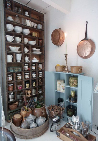 #shabbychickitchen #cottagecore #cottagestyle #cottagecoreaesthetic #cottageliving #cottagedecor #cottage #bluestyle #bluehome #frenchcottage #frenchcountrydecor #frenchcountrystyle #campagnechic #cuisineshabbychic #gingercats #gingercatsrule