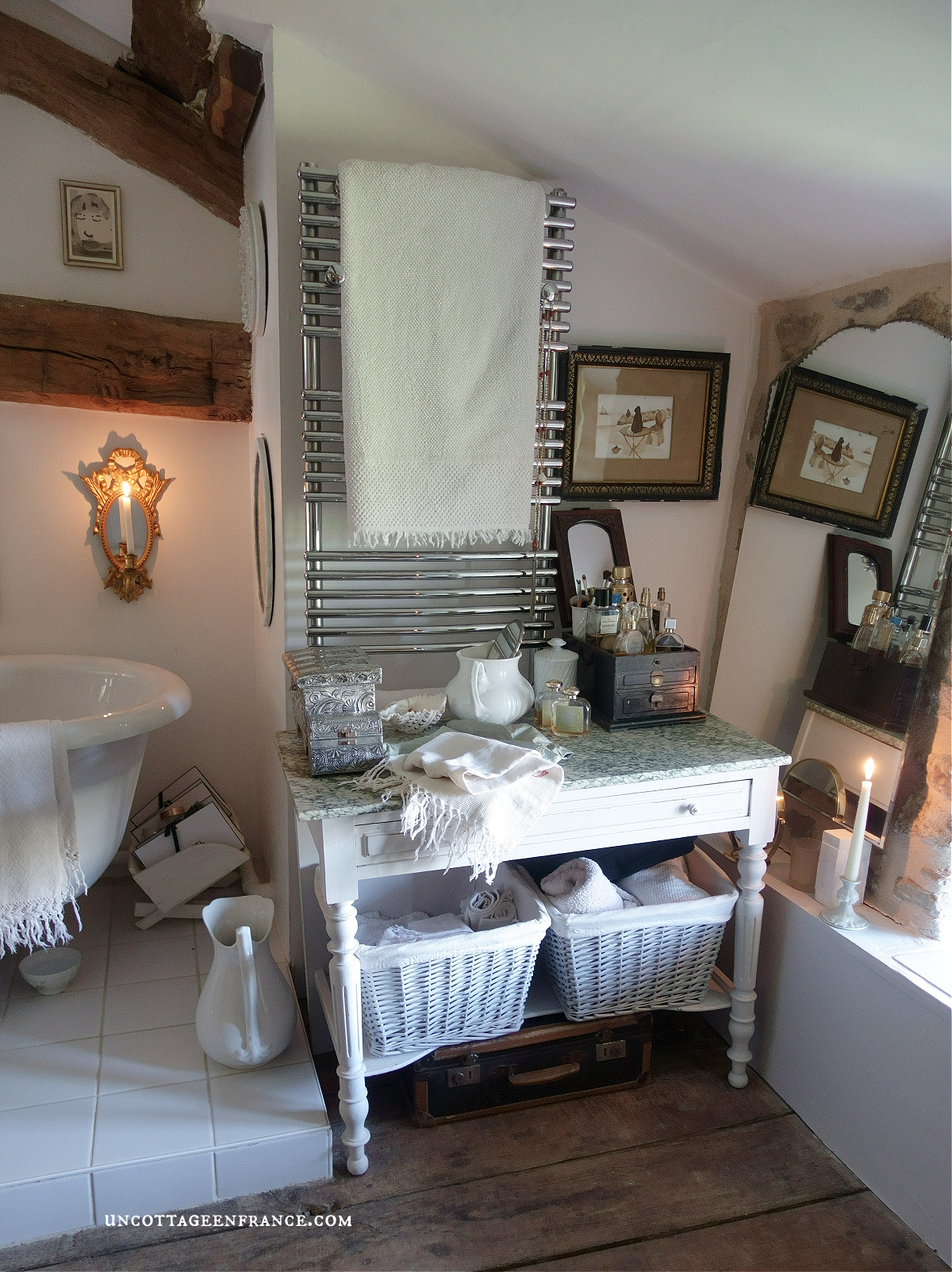 #whitecottagecharm #uncottageenfrance #campagnechic #frenchinterior #frenchfarmhousestyle #frenchcountry #frenchliving #fixerupperstyle #frenchcountrycottage #allthingsfrench #frenchcottage #farmhousevignette #cottagevignette #chippypaint #frenchdecoration #fermette #countrychic #rustique #rusticdecor #decorustic #cottagedecor #maisondecampagne #campagnedecoration #countryhomemag #salledebainromantique