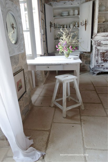 #bouquetdeprintemps #whitecottagecharm #uncottageenfrance #campagnechic #frenchinterior #frenchfarmhousestyle #frenchcountry #frenchliving #fixerupperstyle #frenchcountrycottage #allthingsfrench #frenchcottage #farmhousevignette #cottagevignette #chippypaint #frenchdecoration #fermette #countrychic #rustique #rusticdecor #decorustic #cottagedecor #maisondecampagne #campagnedecoration #countryhomemag #brocante
