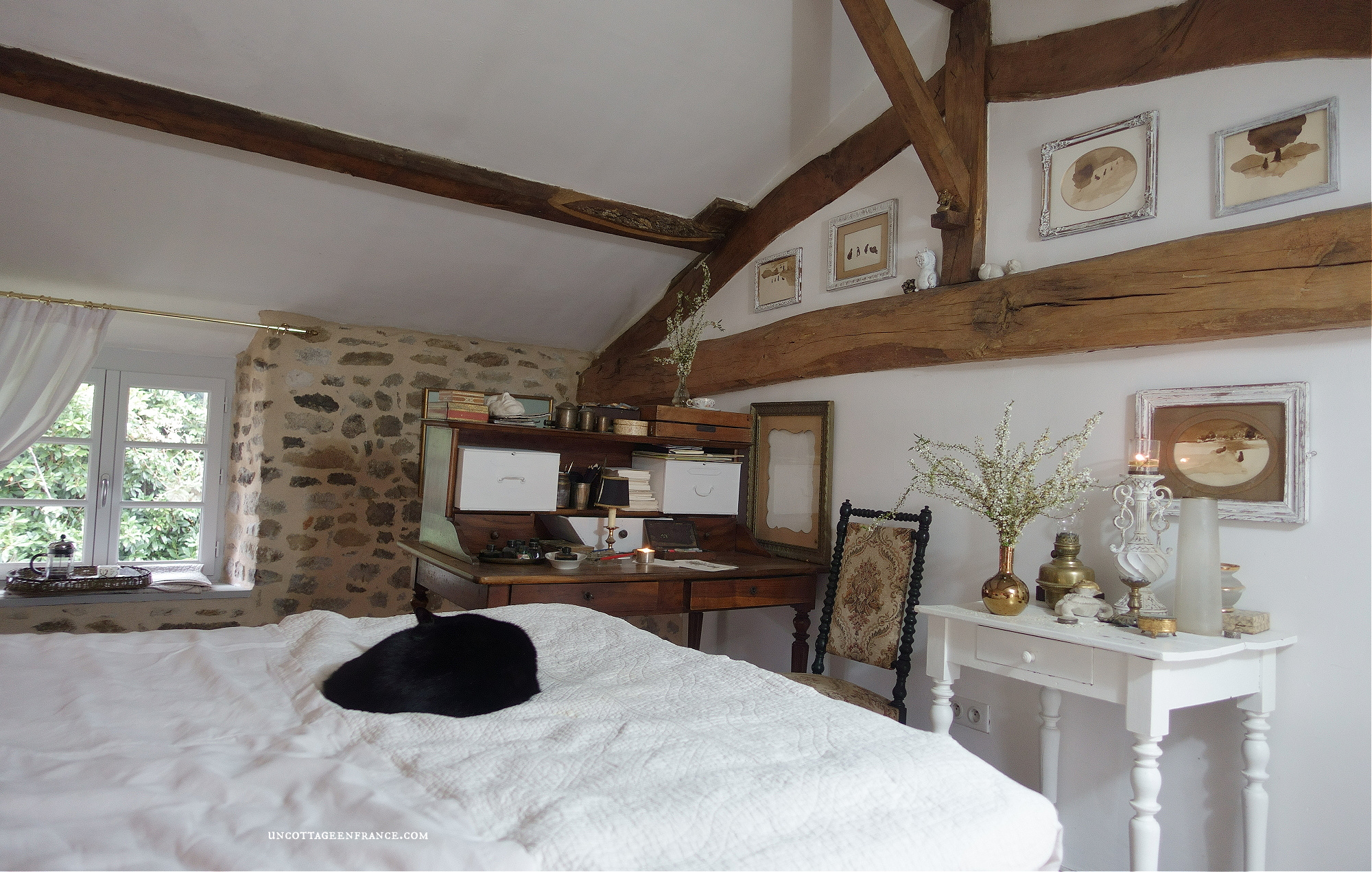 #whitecottagecharm #uncottageenfrance #campagnechic #frenchinterior #frenchfarmhousestyle #frenchcountry #frenchliving #fixerupperstyle #frenchcountrycottage #allthingsfrench #frenchcottage #farmhousevignette #cottagevignette #chippypaint #frenchdecoration #fermette #countrychic #rustique #rusticdecor #decorustic #cottagedecor #maisondecampagne #campagnedecoration #countryhomemag #salledebainromantique