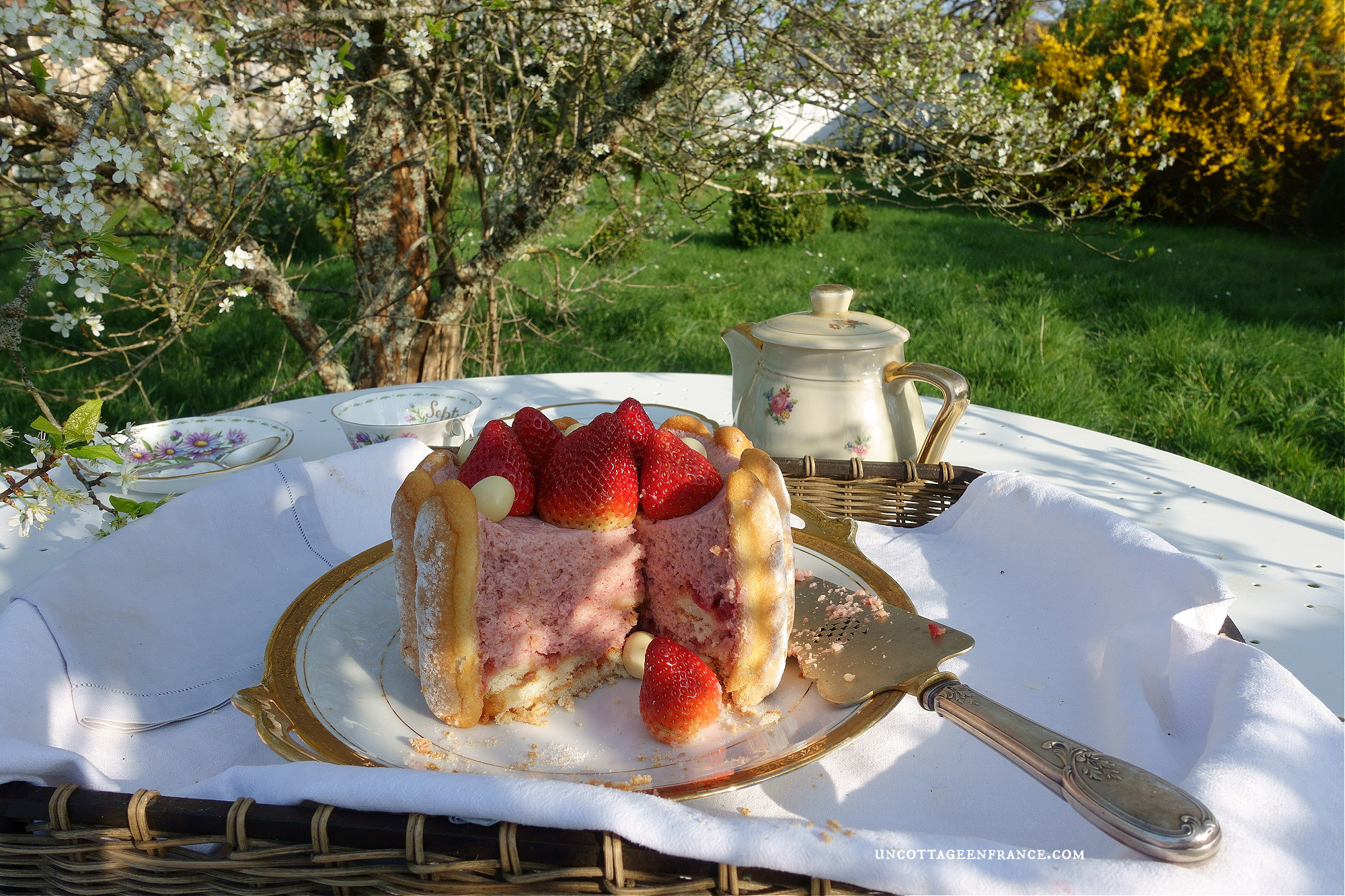 #charlotte #dessertprintemps #whitecottagecharm #uncottageenfrance #campagnechic #frenchinterior #frenchfarmhousestyle #frenchcountry #frenchliving #fixerupperstyle #frenchcountrycottage #allthingsfrench #frenchcottage #farmhousevignette #cottagevignette #chippypaint #frenchdecoration #fermette #countrychic #rustique #rusticdecor #decorustic #cottagedecor #maisondecampagne #campagnedecoration #countryhomemag #brocante