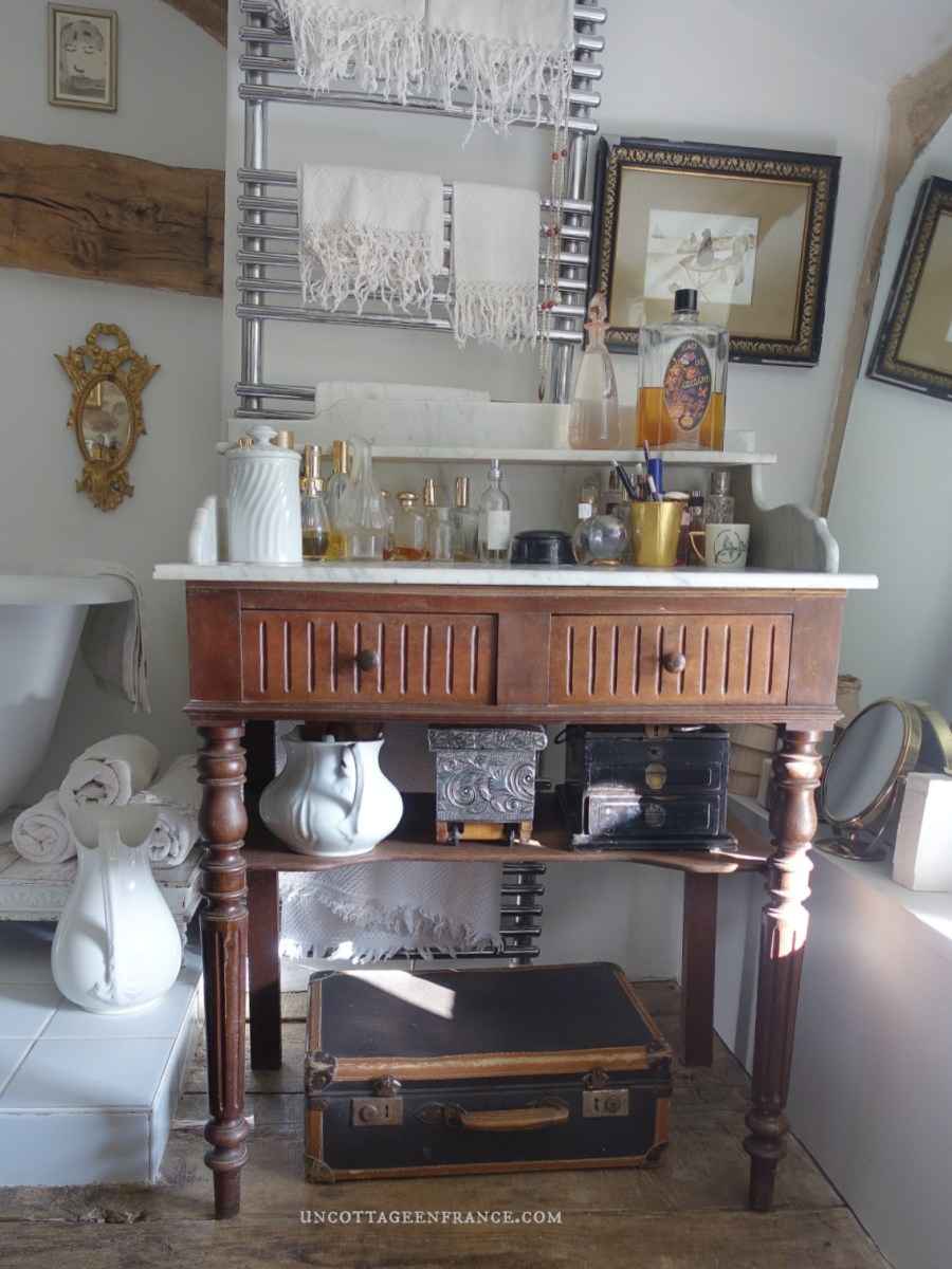 Une nouvelle table de toilette  | A New Dressing&nbsp;Table