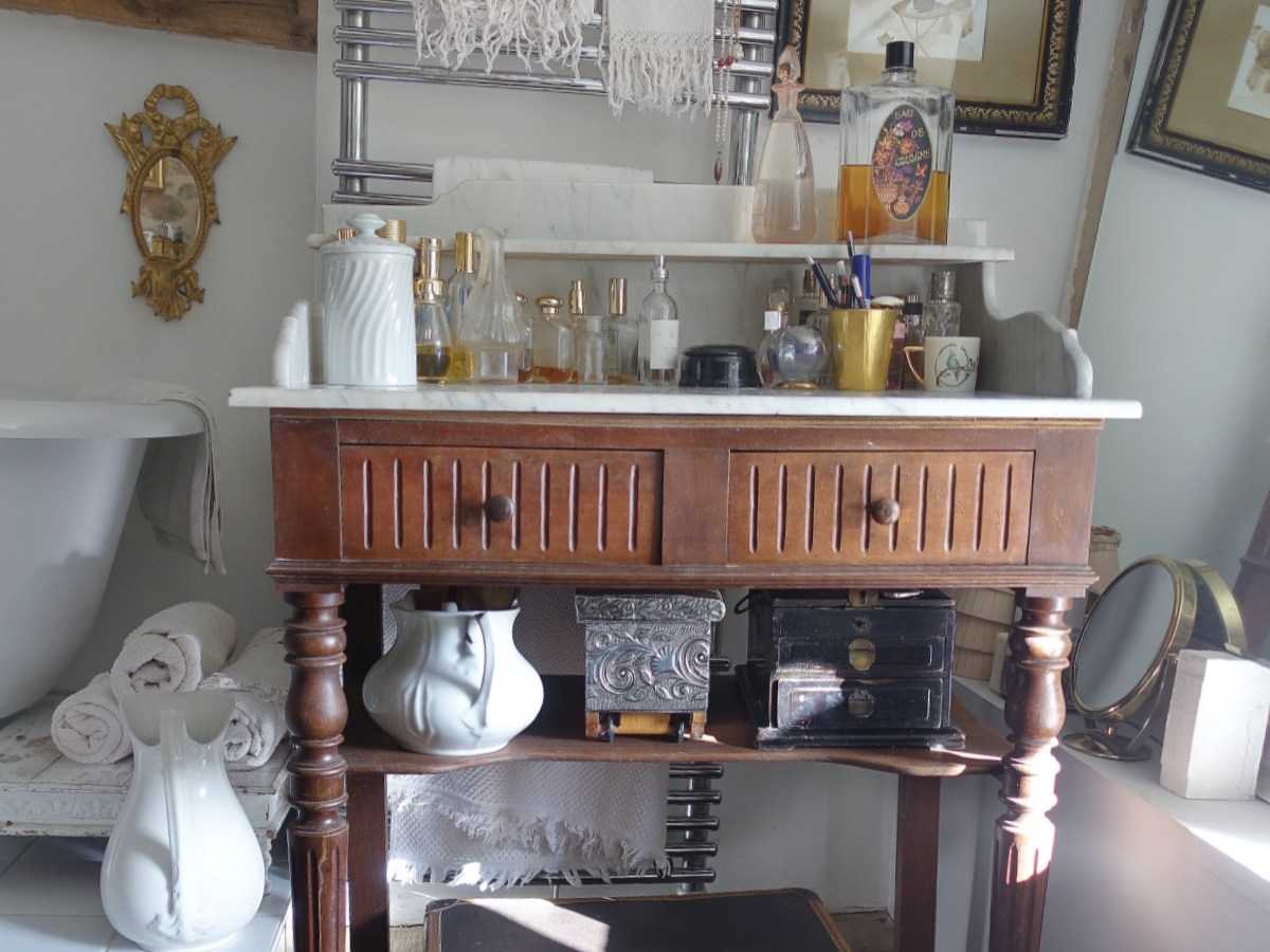 Une nouvelle table de toilette  | A New Dressing&nbsp;Table