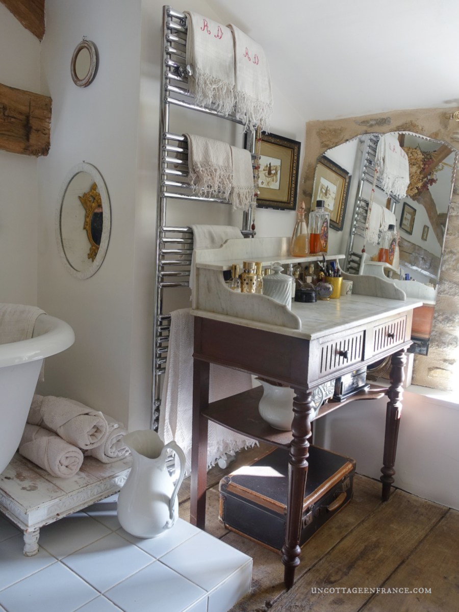 Une nouvelle table de toilette  | A New Dressing&nbsp;Table