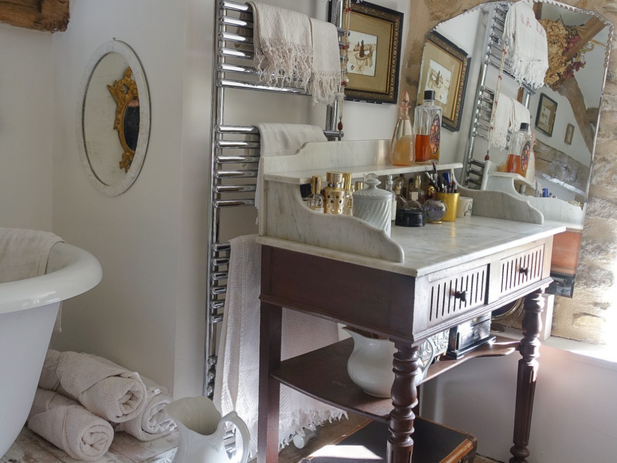 Une nouvelle table de toilette  | A New Dressing&nbsp;Table