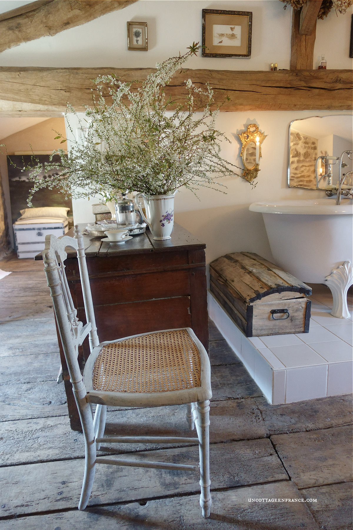 #whitecottagecharm #uncottageenfrance #campagnechic #frenchinterior #frenchfarmhousestyle #frenchcountry #frenchliving #fixerupperstyle #frenchcountrycottage #allthingsfrench #frenchcottage #farmhousevignette #cottagevignette #chippypaint #frenchdecoration #fermette #countrychic #rustique #rusticdecor #decorustic #cottagedecor #maisondecampagne #campagnedecoration #countryhomemag #salledebainromantique