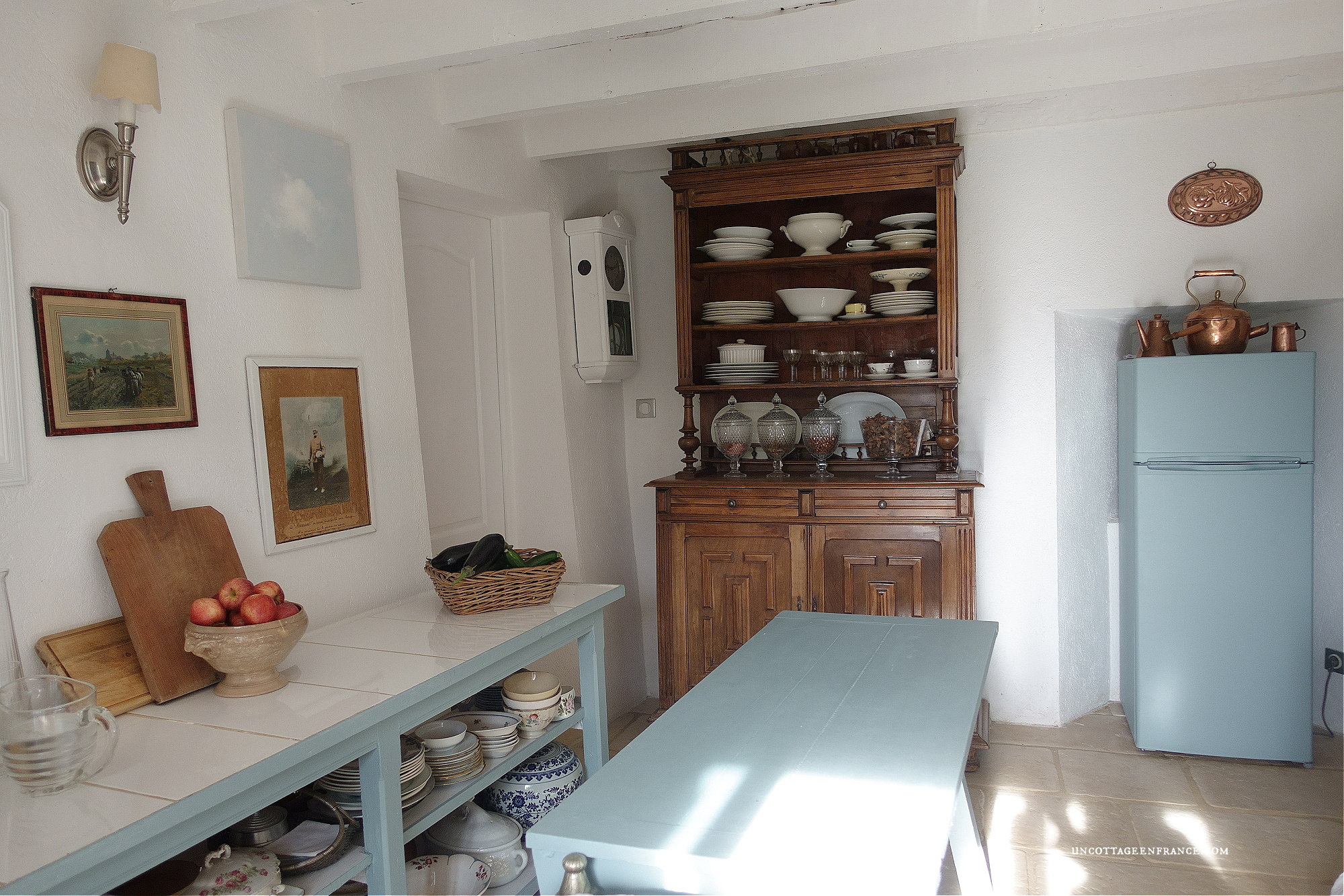 #shabbychickitchen #cottagecore #cottagestyle #cottagecoreaesthetic #cottageliving #cottagedecor #cottage #bluestyle #bluehome #frenchcottage #frenchcountrydecor #frenchcountrystyle #campagnechic #cuisineshabbychic #gingercats #gingercatsrule