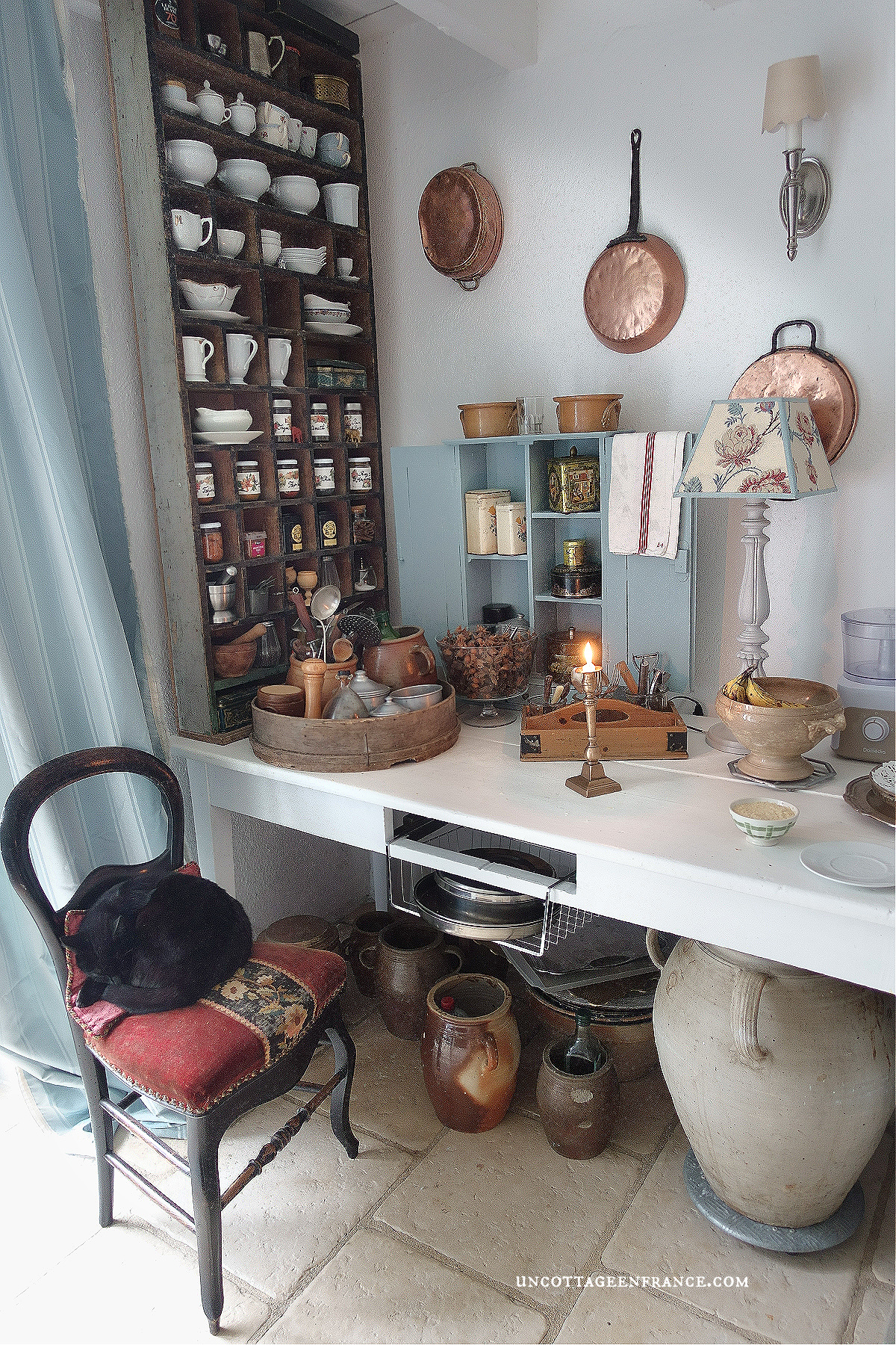 #shabbychickitchen #cottagecore #cottagestyle #cottagecoreaesthetic #cottageliving #cottagedecor #cottage #bluestyle #bluehome #frenchcottage #frenchcountrydecor #frenchcountrystyle #campagnechic #cuisineshabbychic #gingercats #gingercatsrule