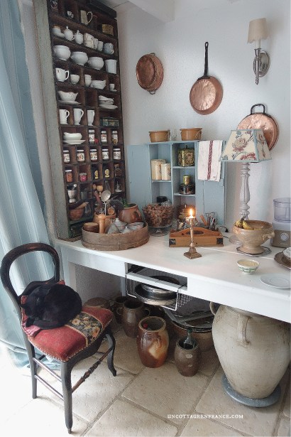 #shabbychickitchen #cottagecore #cottagestyle #cottagecoreaesthetic #cottageliving #cottagedecor #cottage #bluestyle #bluehome #frenchcottage #frenchcountrydecor #frenchcountrystyle #campagnechic #cuisineshabbychic #gingercats #gingercatsrule