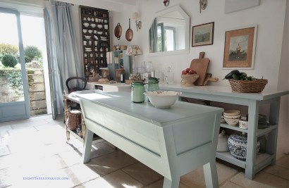 #shabbychickitchen #cottagecore #cottagestyle #cottagecoreaesthetic #cottageliving #cottagedecor #cottage #bluestyle #bluehome #frenchcottage #frenchcountrydecor #frenchcountrystyle #campagnechic #cuisineshabbychic