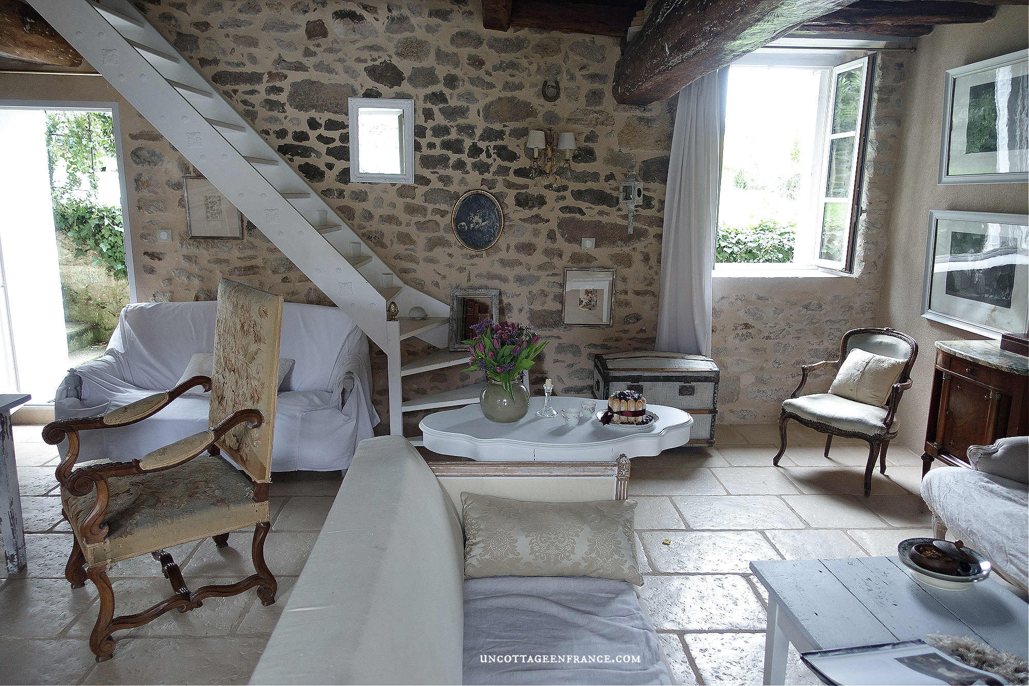 #charlotte #dessertprintemps #whitecottagecharm #uncottageenfrance #campagnechic #frenchinterior #frenchfarmhousestyle #frenchcountry #frenchliving #fixerupperstyle #frenchcountrycottage #allthingsfrench #frenchcottage #farmhousevignette #cottagevignette #chippypaint #frenchdecoration #fermette #countrychic #rustique #rusticdecor #decorustic #cottagedecor #maisondecampagne #campagnedecoration #countryhomemag #brocante