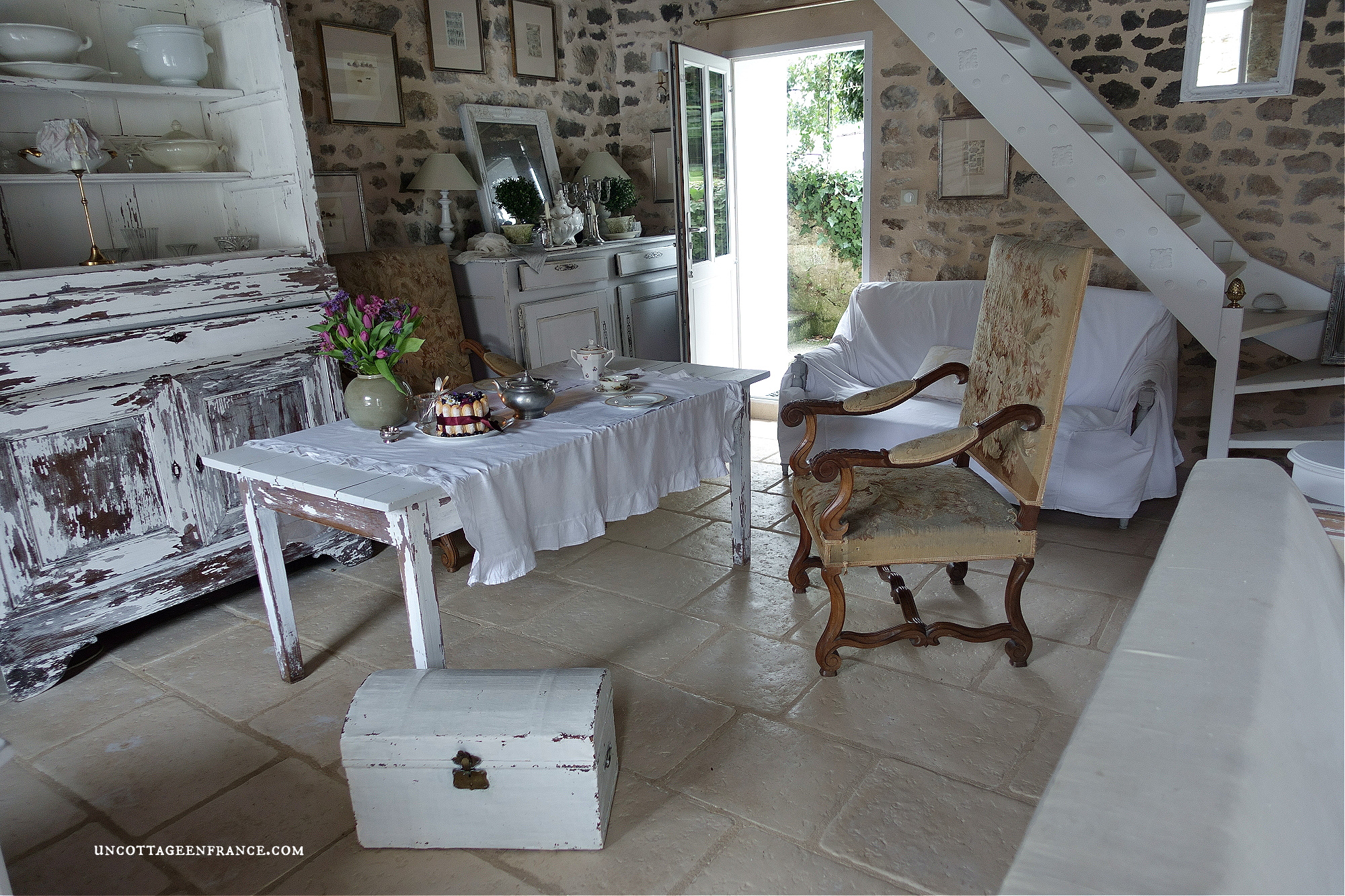 #charlotte #dessertprintemps #whitecottagecharm #uncottageenfrance #campagnechic #frenchinterior #frenchfarmhousestyle #frenchcountry #frenchliving #fixerupperstyle #frenchcountrycottage #allthingsfrench #frenchcottage #farmhousevignette #cottagevignette #chippypaint #frenchdecoration #fermette #countrychic #rustique #rusticdecor #decorustic #cottagedecor #maisondecampagne #campagnedecoration #countryhomemag #brocante