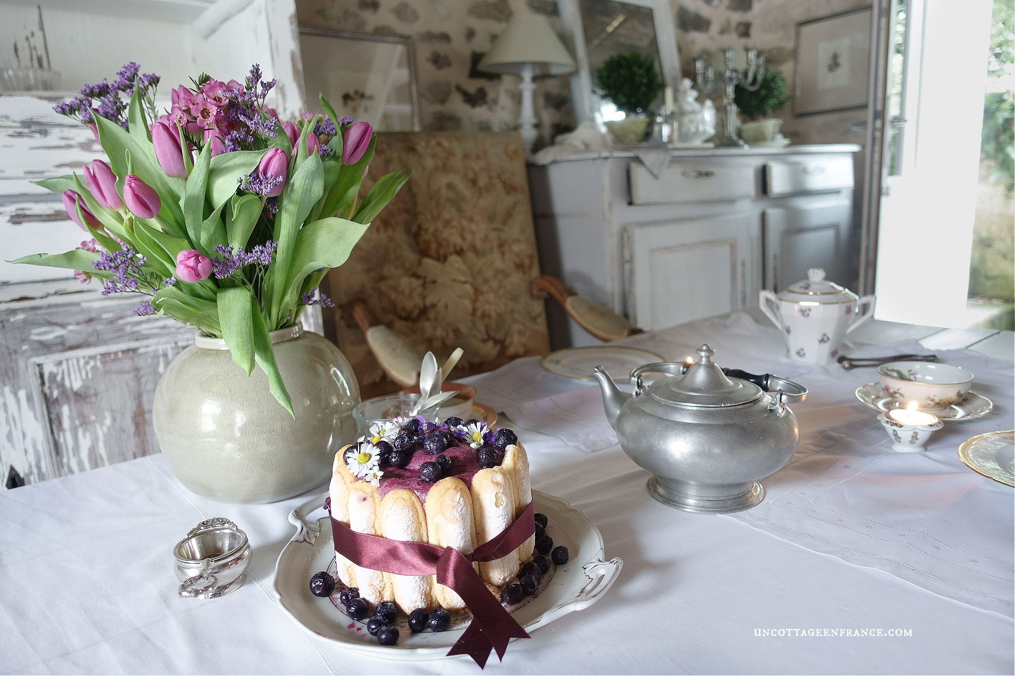 #charlotte #dessertprintemps #whitecottagecharm #uncottageenfrance #campagnechic #frenchinterior #frenchfarmhousestyle #frenchcountry #frenchliving #fixerupperstyle #frenchcountrycottage #allthingsfrench #frenchcottage #farmhousevignette #cottagevignette #chippypaint #frenchdecoration #fermette #countrychic #rustique #rusticdecor #decorustic #cottagedecor #maisondecampagne #campagnedecoration #countryhomemag #brocante