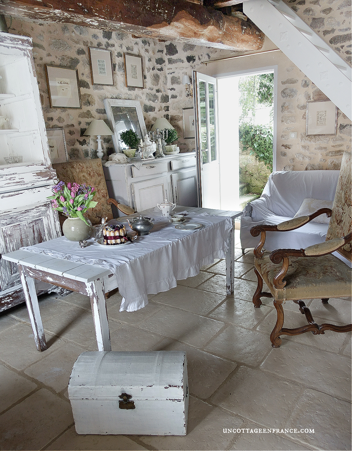 #charlotte #dessertprintemps #whitecottagecharm #uncottageenfrance #campagnechic #frenchinterior #frenchfarmhousestyle #frenchcountry #frenchliving #fixerupperstyle #frenchcountrycottage #allthingsfrench #frenchcottage #farmhousevignette #cottagevignette #chippypaint #frenchdecoration #fermette #countrychic #rustique #rusticdecor #decorustic #cottagedecor #maisondecampagne #campagnedecoration #countryhomemag #brocante