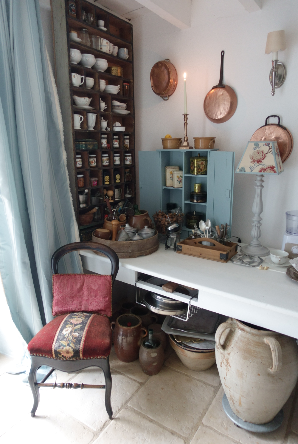 #shabbychickitchen #cottagecore #cottagestyle #cottagecoreaesthetic #cottageliving #cottagedecor #cottage #bluestyle #bluehome #frenchcottage #frenchcountrydecor #frenchcountrystyle #campagnechic #cuisineshabbychic #gingercats #gingercatsrule