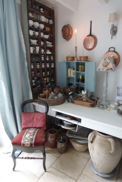 #shabbychickitchen #cottagecore #cottagestyle #cottagecoreaesthetic #cottageliving #cottagedecor #cottage #bluestyle #bluehome #frenchcottage #frenchcountrydecor #frenchcountrystyle #campagnechic #cuisineshabbychic #gingercats #gingercatsrule