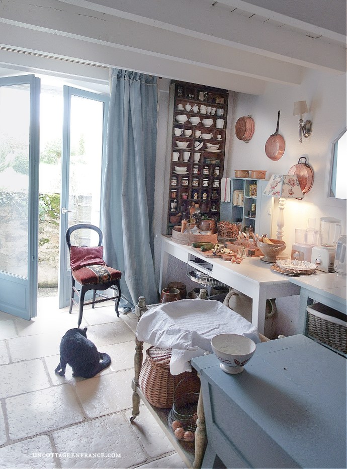 #shabbychickitchen #cottagecore #cottagestyle #cottagecoreaesthetic #cottageliving #cottagedecor #cottage #bluestyle #bluehome #frenchcottage #frenchcountrydecor #frenchcountrystyle #campagnechic #cuisineshabbychic #gingercats #gingercatsrule