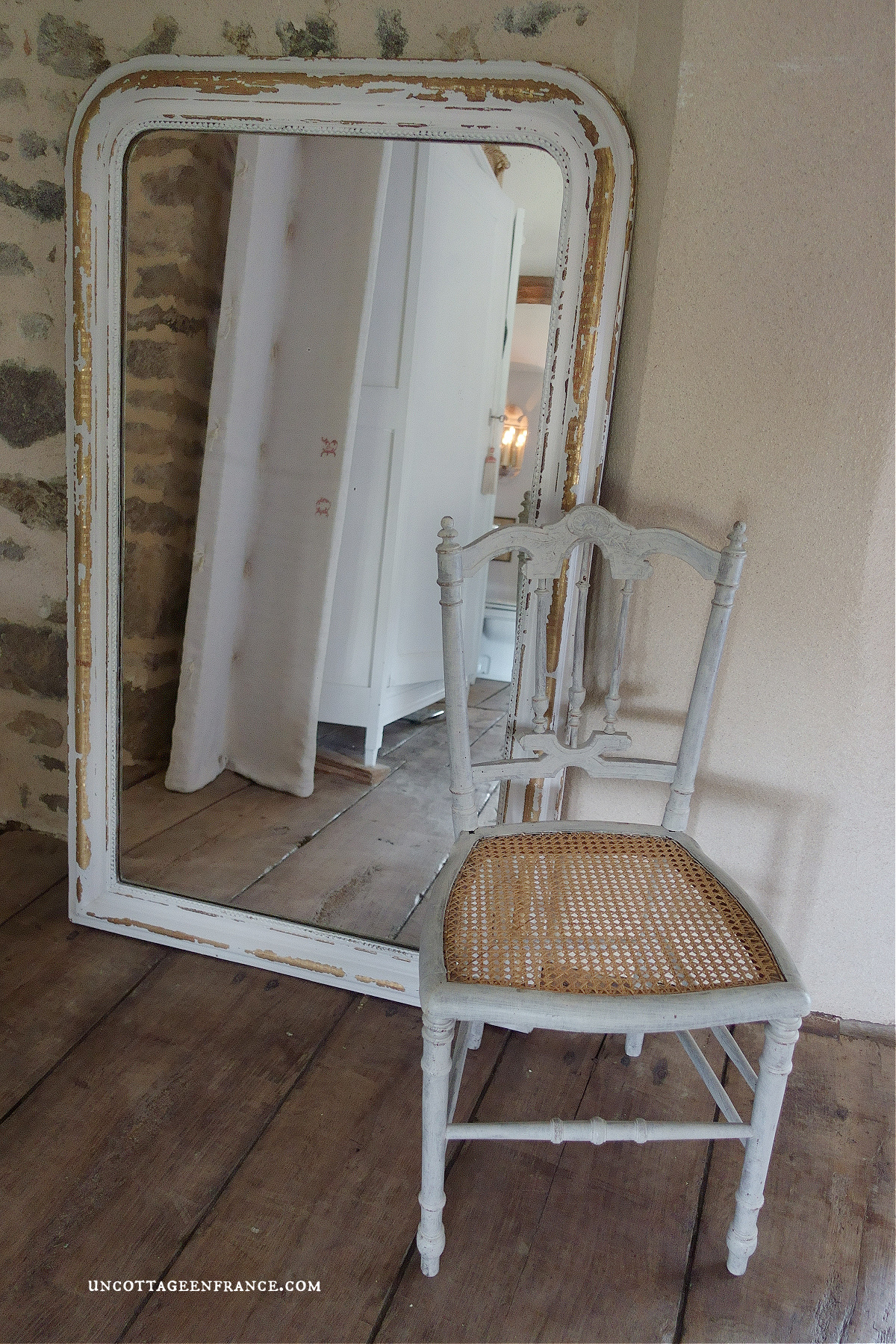 #whitecottagecharm #uncottageenfrance #campagnechic #frenchinterior #frenchfarmhousestyle #frenchcountry #frenchliving #fixerupperstyle #frenchcountrycottage #allthingsfrench #frenchcottage #farmhousevignette #cottagevignette #chippypaint #frenchdecoration #fermette #countrychic #rustique #rusticdecor #decorustic #cottagedecor #maisondecampagne #campagnedecoration #countryhomemag #salledebainromantique