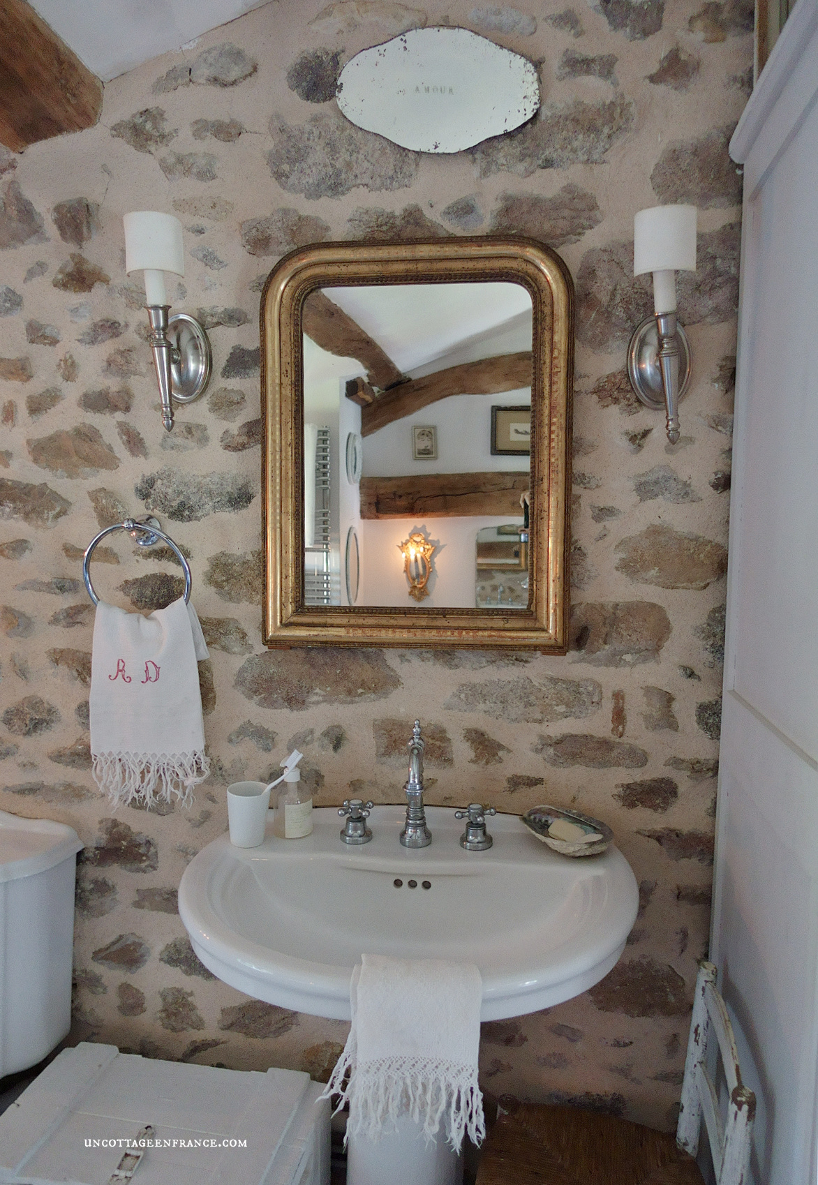 #whitecottagecharm #uncottageenfrance #campagnechic #frenchinterior #frenchfarmhousestyle #frenchcountry #frenchliving #fixerupperstyle #frenchcountrycottage #allthingsfrench #frenchcottage #farmhousevignette #cottagevignette #chippypaint #frenchdecoration #fermette #countrychic #rustique #rusticdecor #decorustic #cottagedecor #maisondecampagne #campagnedecoration #countryhomemag #salledebainromantique