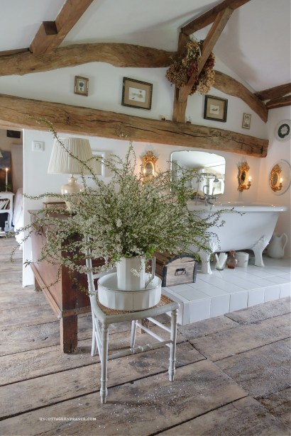 #whitecottagecharm #uncottageenfrance #campagnechic #frenchinterior #frenchfarmhousestyle #frenchcountry #frenchliving #fixerupperstyle #frenchcountrycottage #allthingsfrench #frenchcottage #farmhousevignette #cottagevignette #chippypaint #frenchdecoration #fermette #countrychic #rustique #rusticdecor #decorustic #cottagedecor #maisondecampagne #campagnedecoration #countryhomemag #salledebainromantique