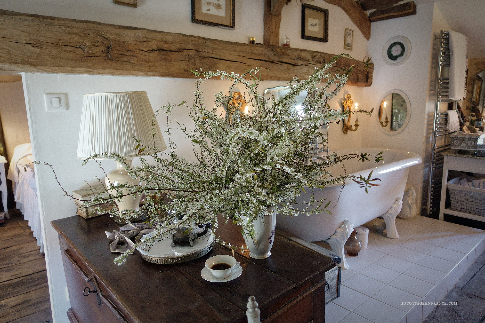 French country decor & living, white cottage charm, shabby home, rustic home, chippy paint, fresh blooms, style campagne chic, brocante, maison de campagne, maison campagne chic, déco campagne chic, déco maison de campagne, maison rustique, haute bohème, déco shabby chic
