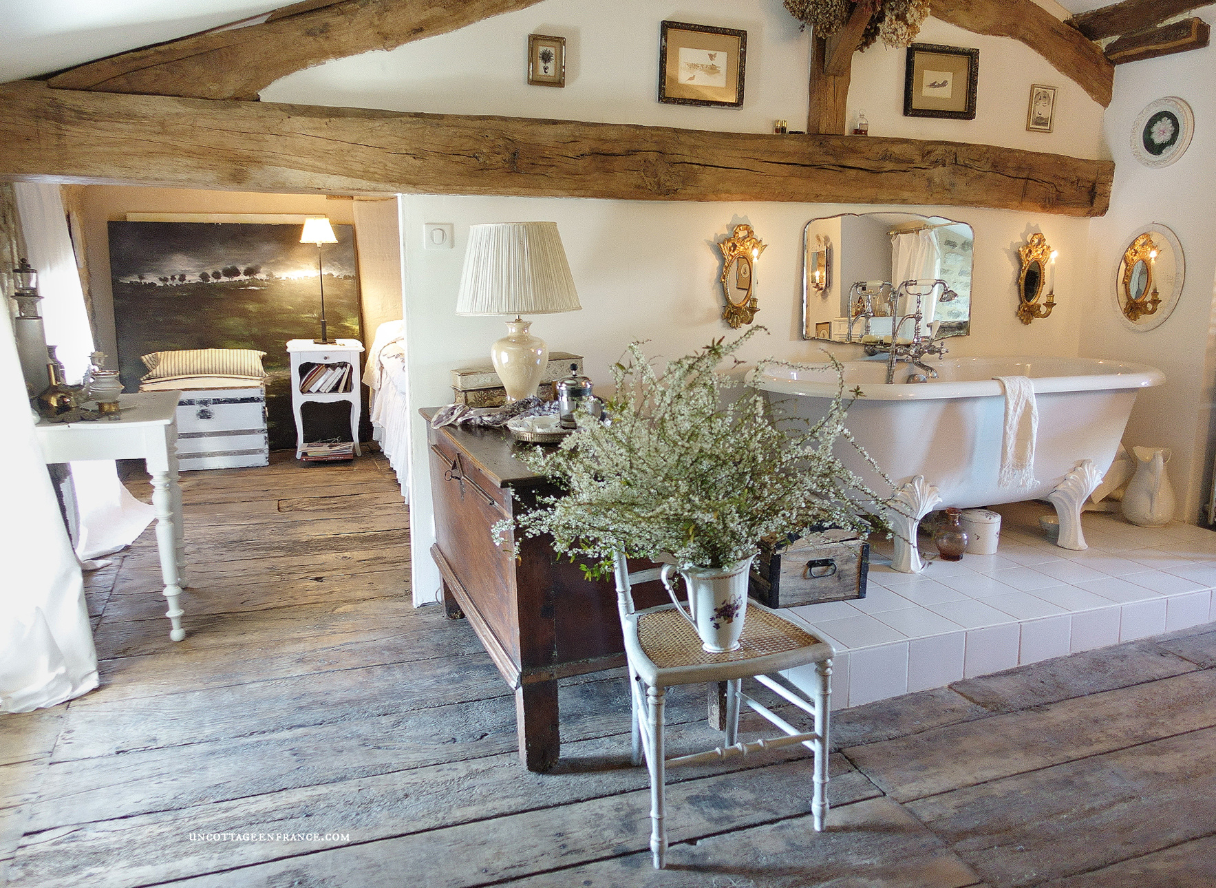 #whitecottagecharm #uncottageenfrance #campagnechic #frenchinterior #frenchfarmhousestyle #frenchcountry #frenchliving #fixerupperstyle #frenchcountrycottage #allthingsfrench #frenchcottage #farmhousevignette #cottagevignette #chippypaint #frenchdecoration #fermette #countrychic #rustique #rusticdecor #decorustic #cottagedecor #maisondecampagne #campagnedecoration #countryhomemag #salledebainromantique