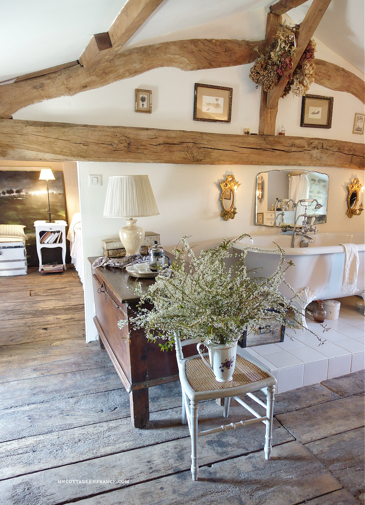 #whitecottagecharm #uncottageenfrance #campagnechic #frenchinterior #frenchfarmhousestyle #frenchcountry #frenchliving #fixerupperstyle #frenchcountrycottage #allthingsfrench #frenchcottage #farmhousevignette #cottagevignette #chippypaint #frenchdecoration #fermette #countrychic #rustique #rusticdecor #decorustic #cottagedecor #maisondecampagne #campagnedecoration #countryhomemag #salledebainromantique
