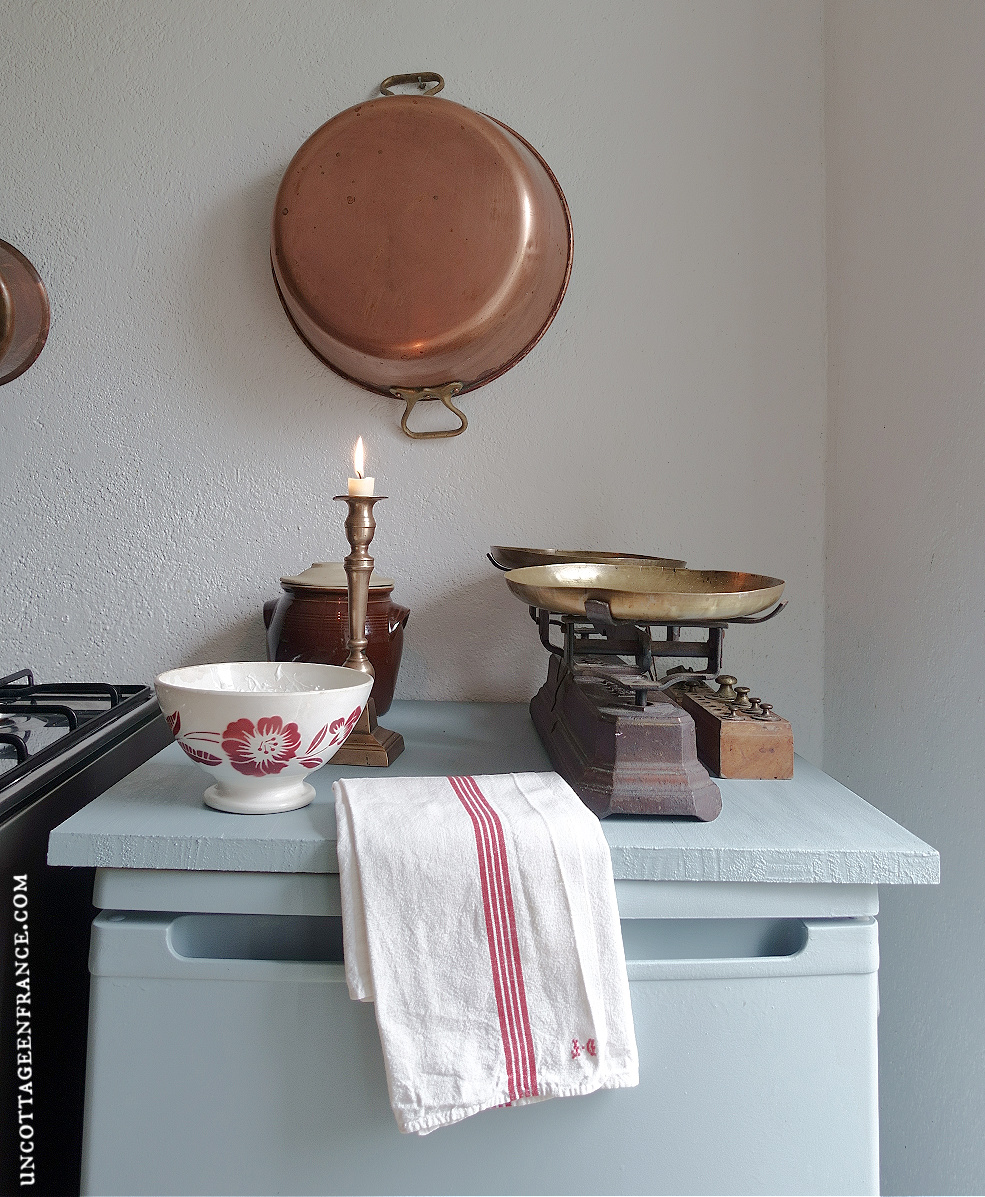 #shabbychickitchen #cottagecore #cottagestyle #cottagecoreaesthetic #cottageliving #cottagedecor #cottage #bluestyle #bluehome #frenchcottage #frenchcountrydecor #frenchcountrystyle #campagnechic #cuisineshabbychic #gingercats #gingercatsrule