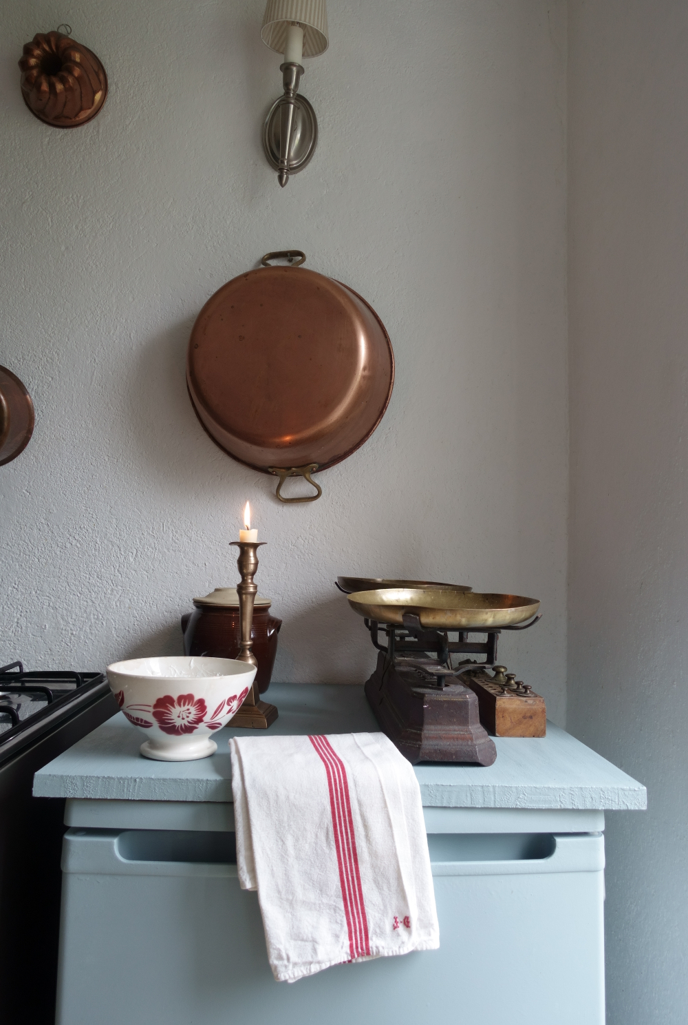 #shabbychickitchen #cottagecore #cottagestyle #cottagecoreaesthetic #cottageliving #cottagedecor #cottage #bluestyle #bluehome #frenchcottage #frenchcountrydecor #frenchcountrystyle #campagnechic #cuisineshabbychic #gingercats #gingercatsrule