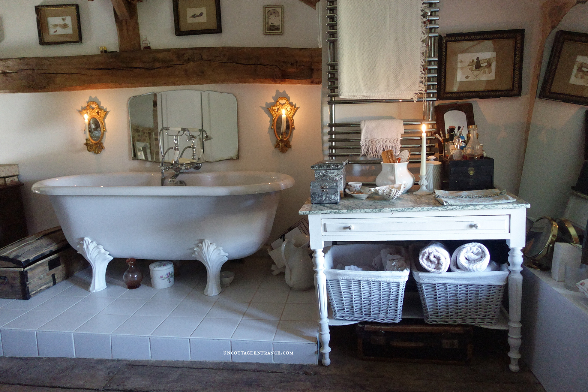 #whitecottagecharm #uncottageenfrance #campagnechic #frenchinterior #frenchfarmhousestyle #frenchcountry #frenchliving #fixerupperstyle #frenchcountrycottage #allthingsfrench #frenchcottage #farmhousevignette #cottagevignette #chippypaint #frenchdecoration #fermette #countrychic #rustique #rusticdecor #decorustic #cottagedecor #maisondecampagne #campagnedecoration #countryhomemag #salledebainromantique