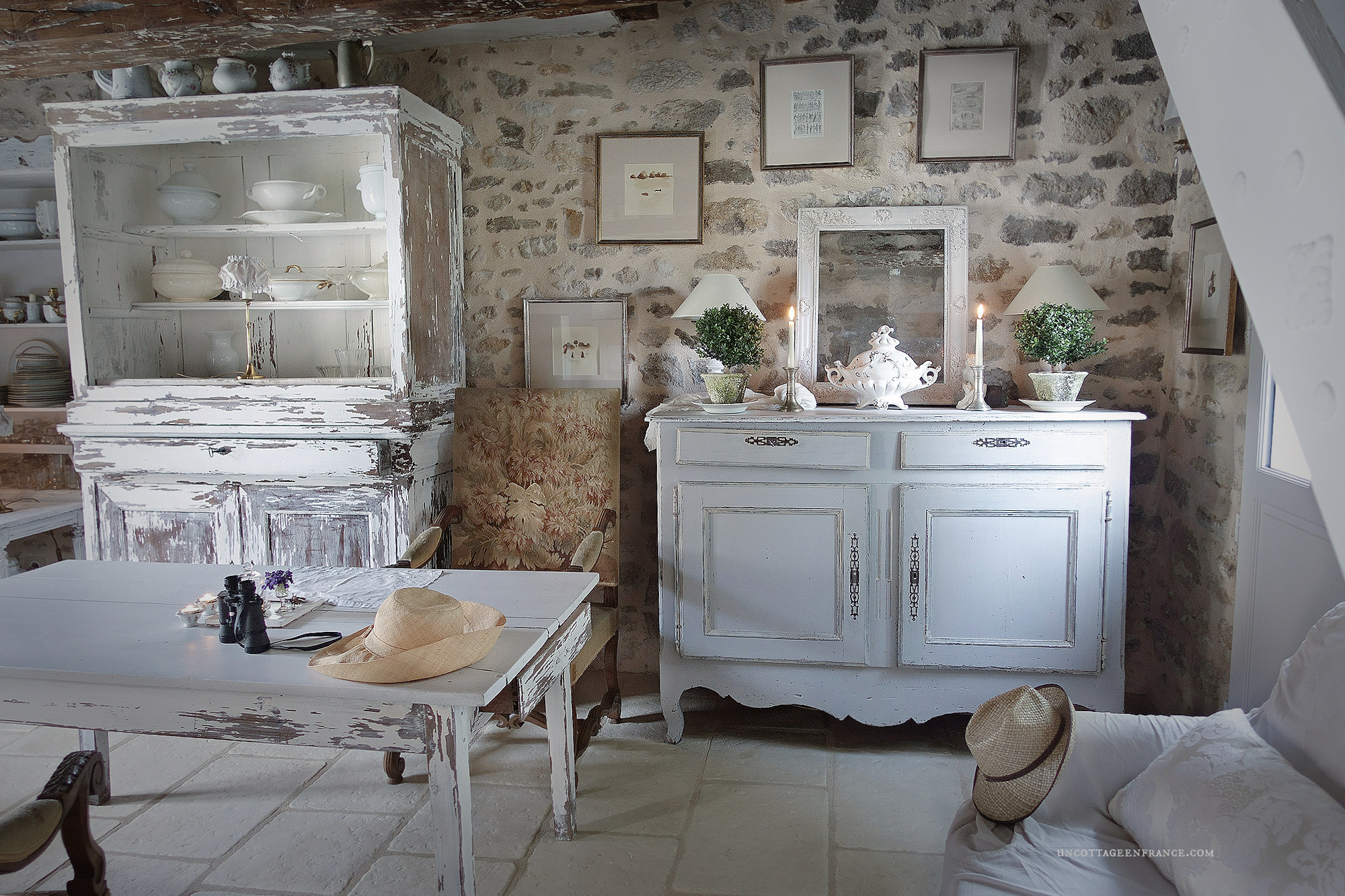 French country decor & living, white cottage charm, shabby home, rustic home, chippy paint, fresh blooms, style campagne chic, brocante, maison de campagne, maison campagne chic, déco campagne chic, déco maison de campagne, maison rustique, haute bohème, déco shabby chic