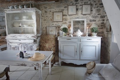 French country decor & living, white cottage charm, shabby home, rustic home, chippy paint, fresh blooms, style campagne chic, brocante, maison de campagne, maison campagne chic, déco campagne chic, déco maison de campagne, maison rustique, haute bohème, déco shabby chic