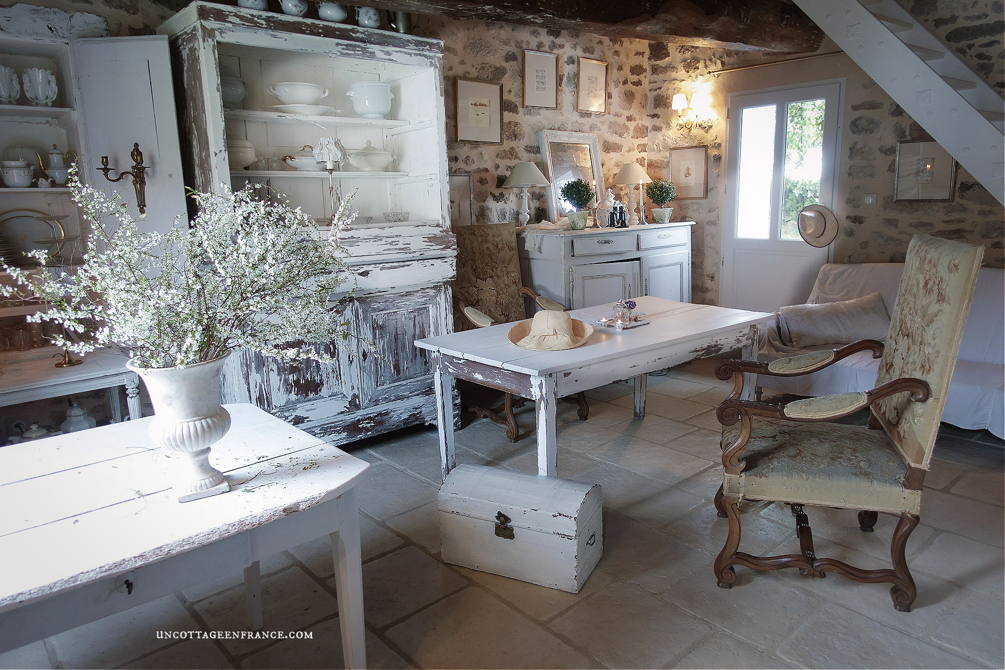 French country decor & living, white cottage charm, shabby home, rustic home, chippy paint, fresh blooms, style campagne chic, brocante, maison de campagne, maison campagne chic, déco campagne chic, déco maison de campagne, maison rustique, haute bohème, déco shabby chic