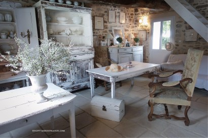 French country decor & living, white cottage charm, shabby home, rustic home, chippy paint, fresh blooms, style campagne chic, brocante, maison de campagne, maison campagne chic, déco campagne chic, déco maison de campagne, maison rustique, haute bohème, déco shabby chic