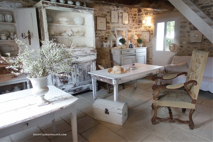 Esprit cottage blanc au salon | White Cottage Decor in the Sitting&nbsp;Room