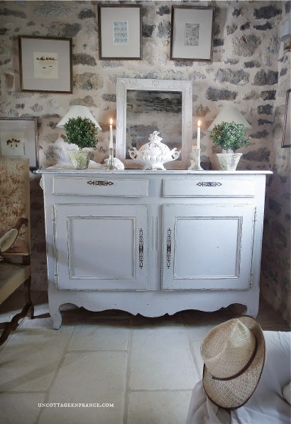 French country decor & living, white cottage charm, shabby home, rustic home, chippy paint, fresh blooms, style campagne chic, brocante, maison de campagne, maison campagne chic, déco campagne chic, déco maison de campagne, maison rustique, haute bohème, déco shabby chic